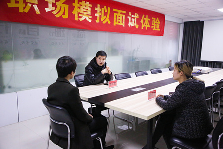 職場(chǎng)攻略講座進(jìn)校園，拓展校企合作促就業(yè)