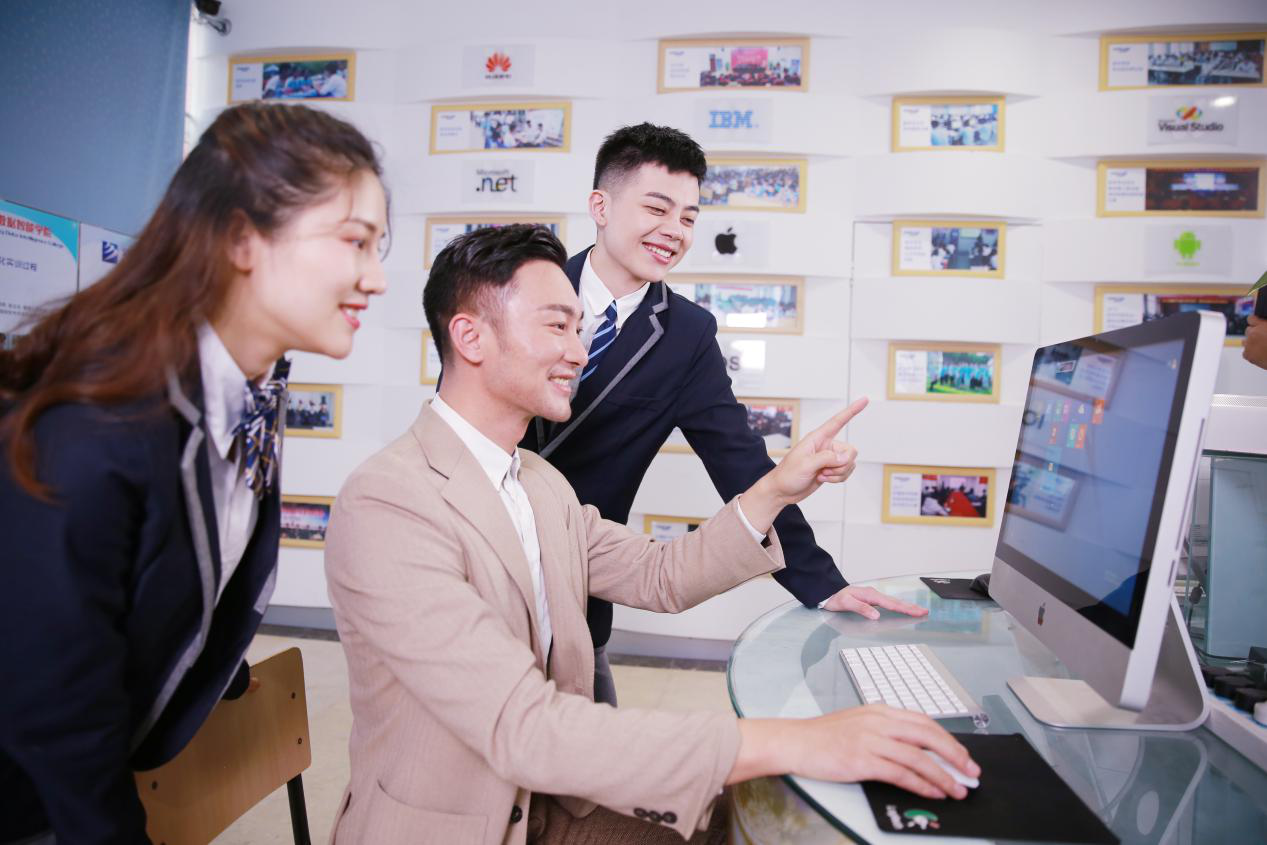 What？聽說新華云課堂能帶你走出傳統(tǒng)課堂，享受個性化學習！