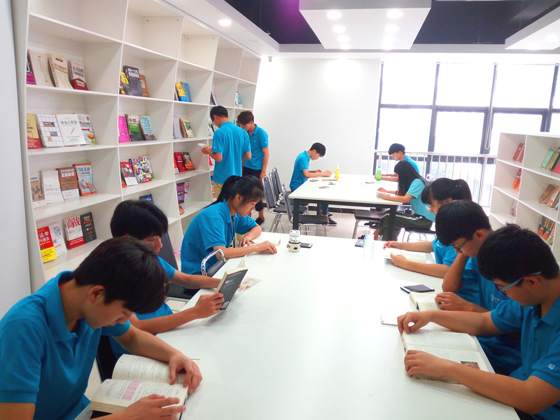 技校里面有什么<a href=http://njxh.cn target=_blank class=infotextkey>專業(yè)</a>？適合初中去學(xué)習(xí)么？