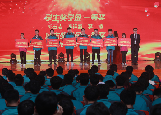 新華電腦教育：帶薪實(shí)訓(xùn)，邊拿薪水邊學(xué)習(xí)