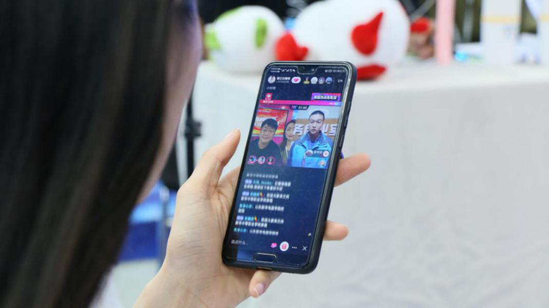 燃爆！麗江石榴哥現(xiàn)場連麥新華電商<a href=http://njxh.cn target=_blank class=infotextkey>專業(yè)</a>學子