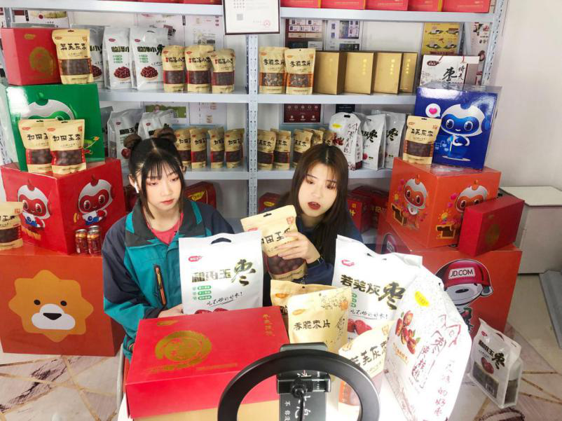 燃爆！麗江石榴哥現(xiàn)場連麥新華電商<a href=http://njxh.cn target=_blank class=infotextkey>專業(yè)</a>學子