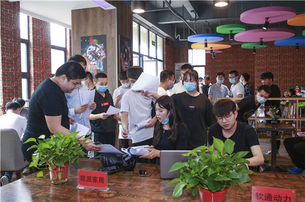 就業(yè)保障丨千企萬崗進校園，助力學子精準就業(yè)！