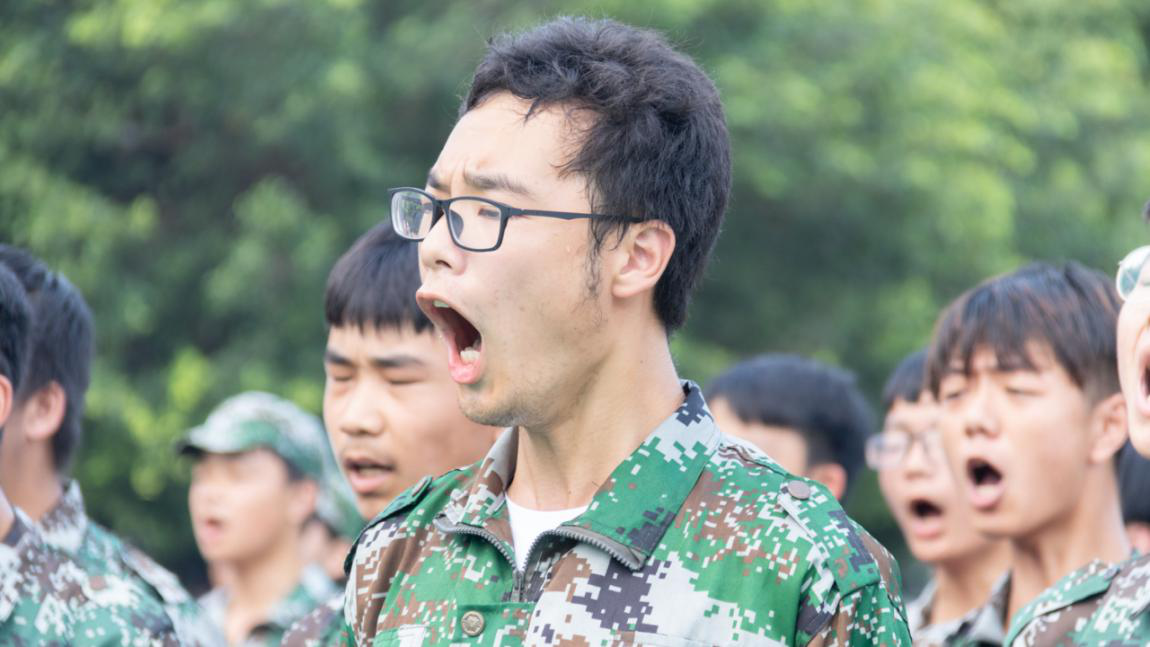 新華“三教三訓(xùn)”之軍訓(xùn)|揮灑汗水書寫迷彩青春！