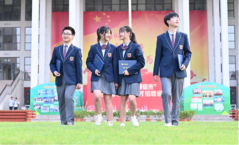 12位學(xué)霸天團(tuán)推薦新華電腦學(xué)校，你不了解一下嗎？