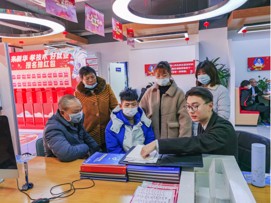 南京新華電腦專修學(xué)院330校園專場咨詢?nèi)栈顒映晒εe辦！