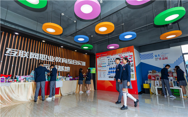 南京新華電腦專修學(xué)院2021年學(xué)費多少？