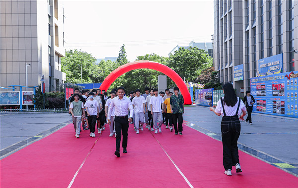 巔峰實習(xí)，京彩有你 ——南京新華京東618實習(xí)項目總結(jié)與表彰大會圓滿結(jié)束