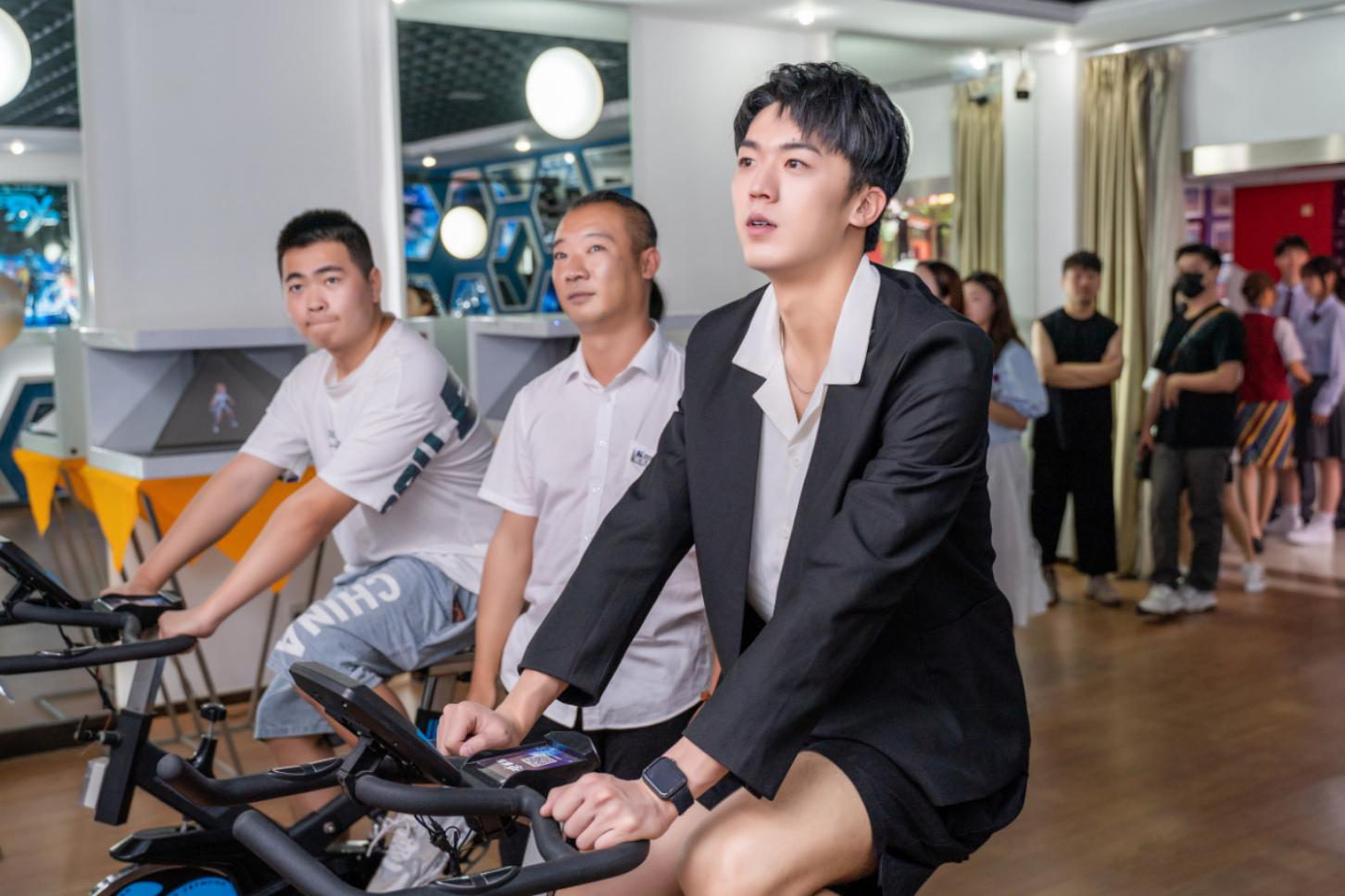 明星帶路|盧東旭探秘校園黑科技，直擊新華硬實力！