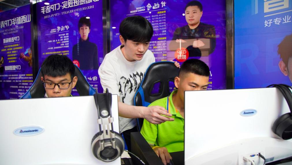 傳遞向上力量！新華電腦學(xué)?！独蠋焷砹恕?月繼續(xù)開講！
