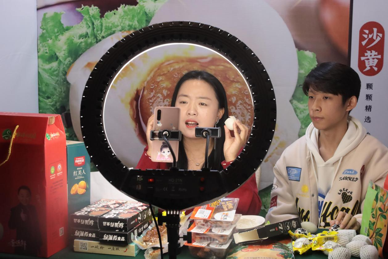 2021年南昌縣首屆青年網絡直播創(chuàng)業(yè)大賽總決賽 新華電腦韓云霞老師帶領隊伍榮獲亞軍