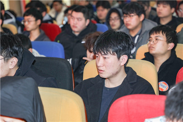 就業(yè)問題是重大的經(jīng)濟社會問題，具有重要性、緊迫性和長期性，“就業(yè)難”成了絕大多數(shù)年輕人心中的困惑。為幫助我校學生做出清晰明確的就業(yè)規(guī)劃，提高同學們的就業(yè)競爭力，2022年2月25日上午，南京新華平面設計的聞繪敏講師于學術報告廳為同學們開展了以“新職業(yè)，新技術，新青年”為主題的畢業(yè)生職業(yè)規(guī)劃及求職技巧講座。