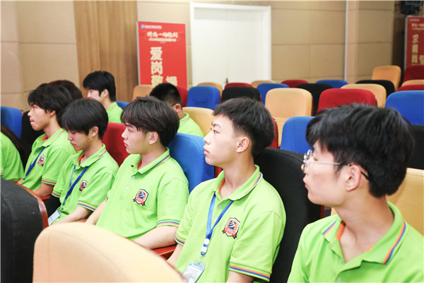 為幫助我校學(xué)生明確職業(yè)生涯規(guī)劃，確定個(gè)人職業(yè)方向，強(qiáng)化職業(yè)規(guī)劃意識(shí)，更好地樹(shù)立個(gè)人理想，2022年7月29日，南京新華電腦專修學(xué)校在學(xué)術(shù)報(bào)告廳舉行第十二屆職業(yè)生涯規(guī)劃演講大賽