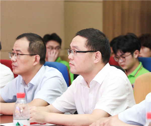 為幫助我校學(xué)生明確職業(yè)生涯規(guī)劃，確定個(gè)人職業(yè)方向，強(qiáng)化職業(yè)規(guī)劃意識(shí)，更好地樹(shù)立個(gè)人理想，2022年7月29日，南京新華電腦專修學(xué)校在學(xué)術(shù)報(bào)告廳舉行第十二屆職業(yè)生涯規(guī)劃演講大賽