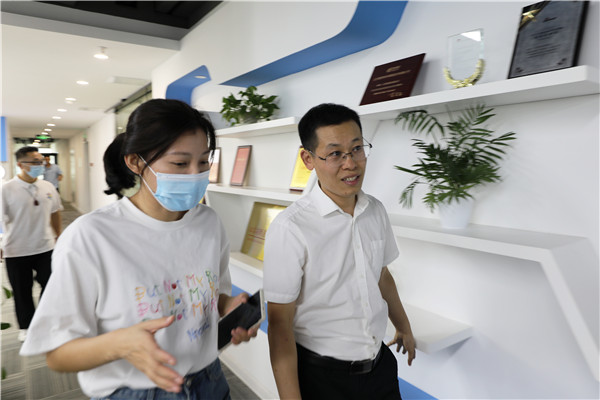 南京新華教師進企業(yè)，為實踐教學(xué)保駕護航