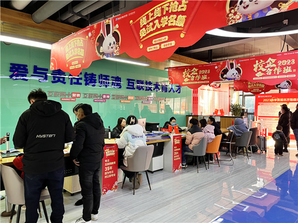 喜迎開學(xué) 圓夢(mèng)新華|直擊南京新華火熱報(bào)名現(xiàn)場(chǎng)！