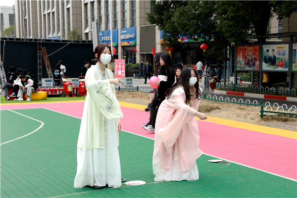 “三八”國(guó)際婦女節(jié)來(lái)臨，南京新華向所有女性致以節(jié)日最美好的祝福！