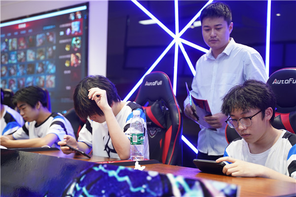 恭喜！我校學(xué)生代表隊(duì)榮獲2023 年“迎亞運(yùn)”新華電腦教育王者榮耀電競(jìng)對(duì)抗賽亞軍