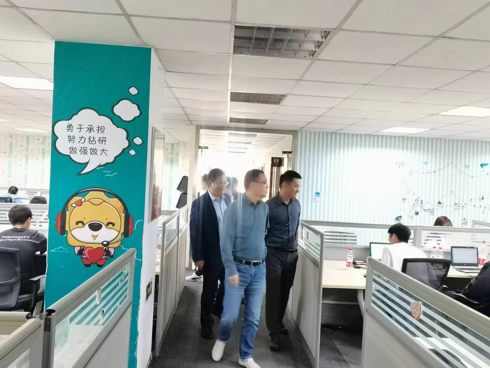 回訪(fǎng)企業(yè)實(shí)習(xí)學(xué)生，關(guān)懷職業(yè)成長(zhǎng)道路