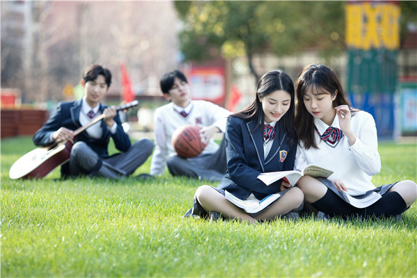 初<a href=http://njxh.cn target=_blank class=infotextkey>高中</a>女生選什么<a href=http://njxh.cn target=_blank class=infotextkey>專(zhuān)業(yè)</a>好？