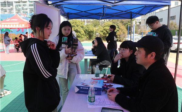 新華筑夢，職贏未來 南京新華2024年春季校園招聘會暨校企融合簽約儀式圓滿舉行