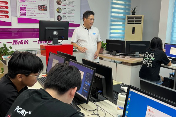 筑夢新崗位，啟航職場路 | 南京新華電腦開展就業(yè)指導宣講課