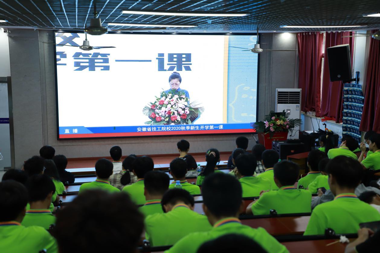 今天，新華萬名師生同上一堂課，是一種什么樣的體驗(yàn)？