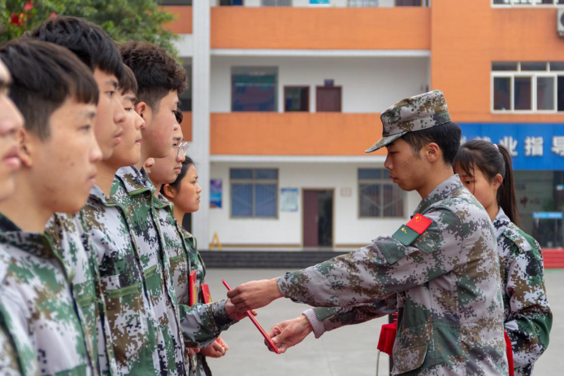 新華“三教三訓(xùn)”之軍訓(xùn)|揮灑汗水書寫迷彩青春！