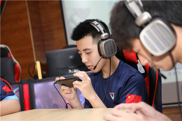 如何看待 Miss 爆料「Faker 年薪 5800 萬，LPL 選手月薪保底 2 萬」？
