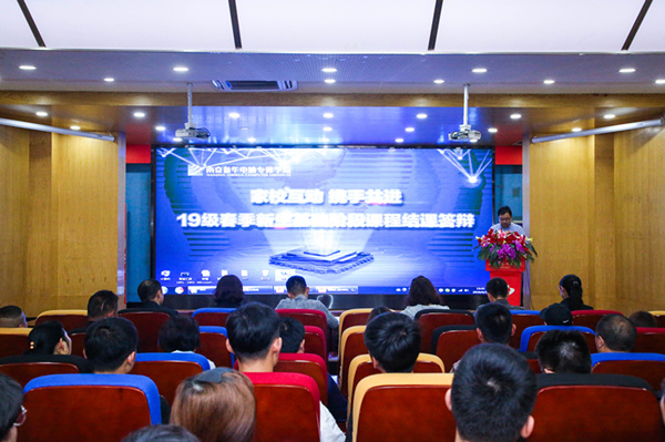 “家?；樱瑪y手共進(jìn)”——2019級新生基礎(chǔ)階段課程結(jié)課答辯圓滿結(jié)束