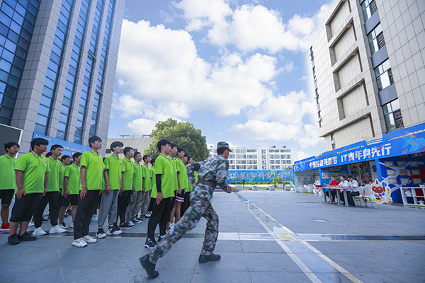 沙場(chǎng)秋點(diǎn)兵，口號(hào)震天響