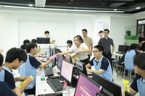 南京新華電腦夏日關(guān)懷行動，助力學子清涼度夏！