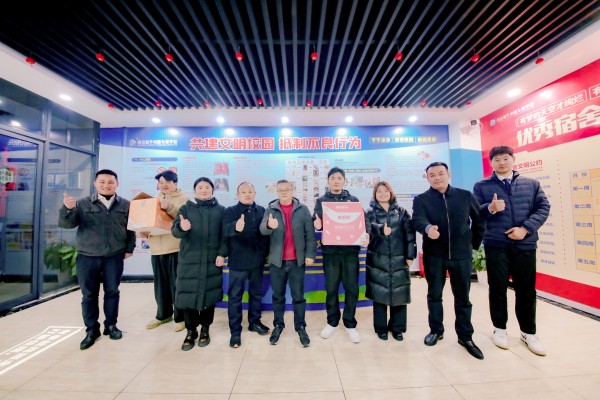 南京新華吳元紅校長(zhǎng)晚間慰問查寢，并為學(xué)生送關(guān)懷！